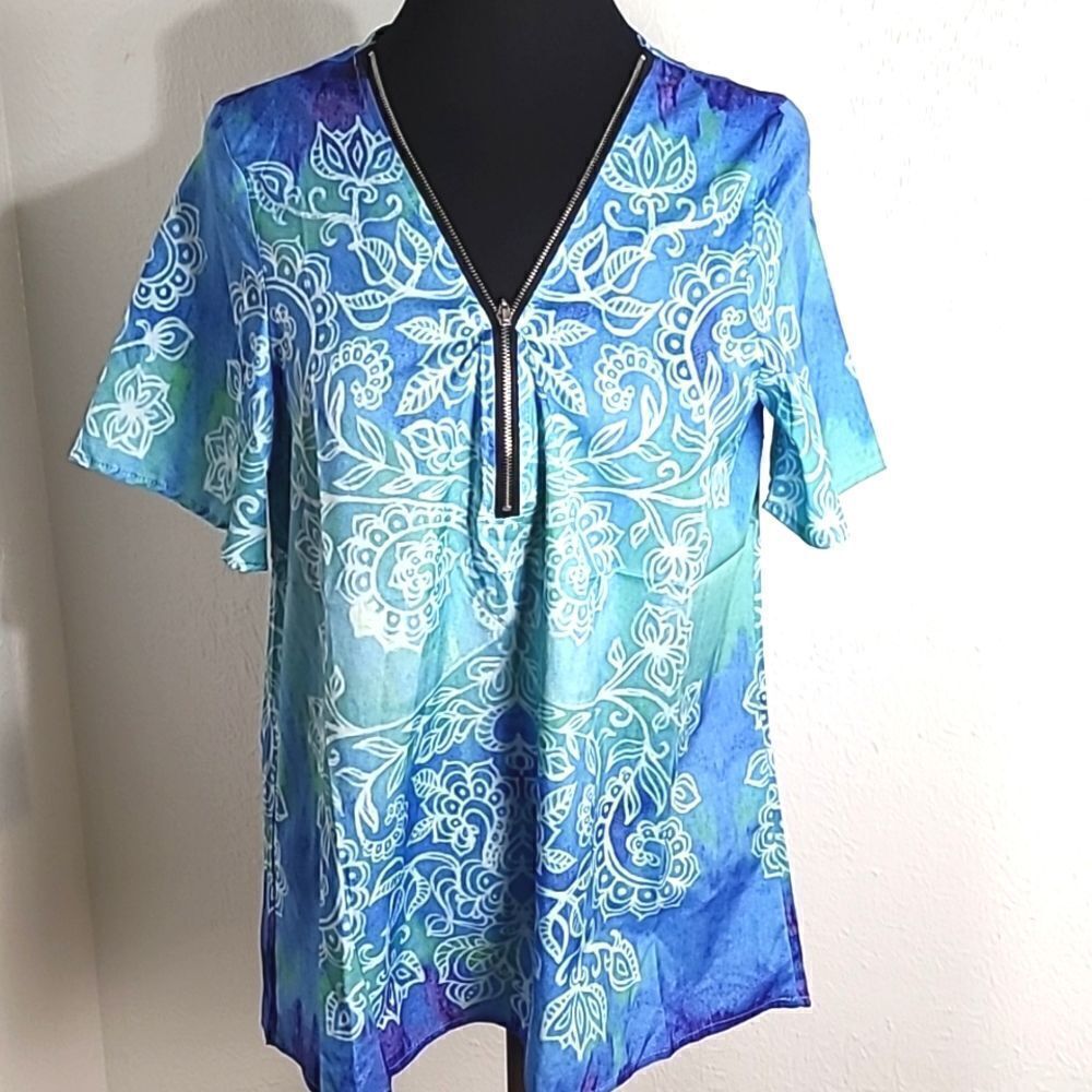 Noracora Pullover Top, Shades of Blue/White, Zipper Neckline, Size Medium, NWY